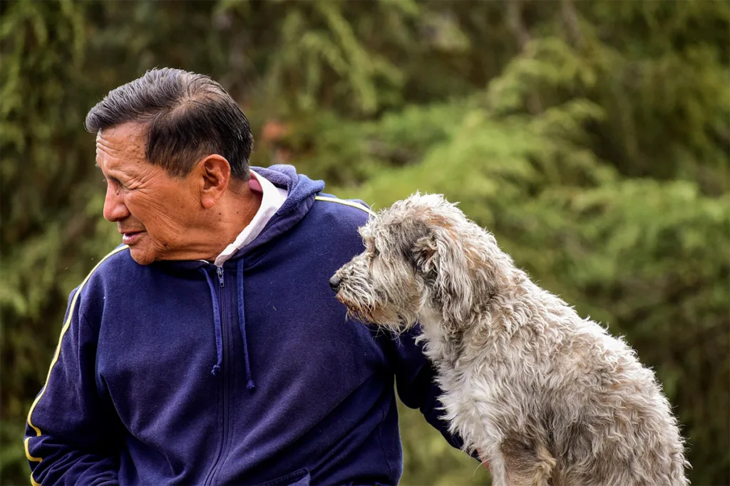 personne-agee-avec-son-chien