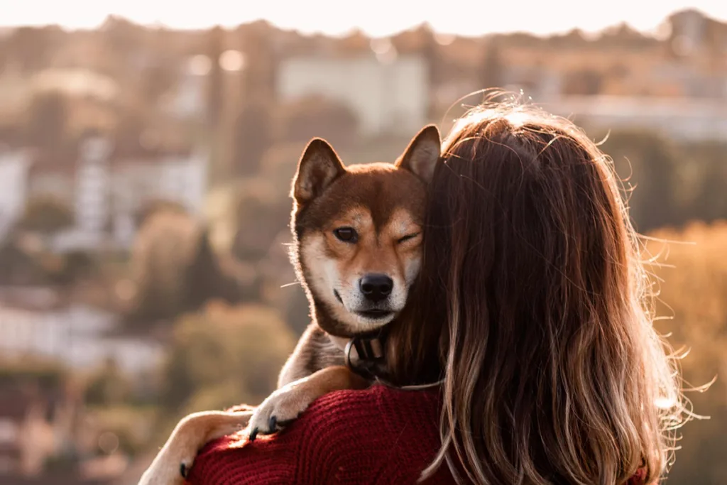 jeune-femme-et-son-chien-dans-les-bras